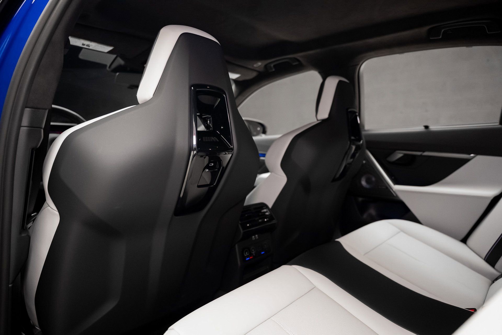 Used 2025 BMW M5 w/ Carbon Package image 72