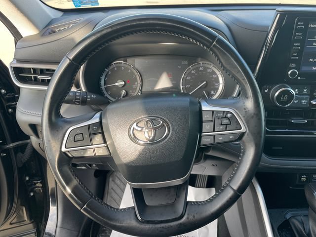 Used 2022 Toyota Highlander XLE AWD/4WD image 25