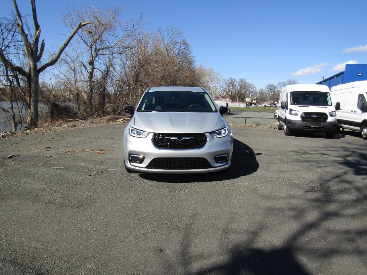 Used 2024 Chrysler Pacifica Touring-L image 11