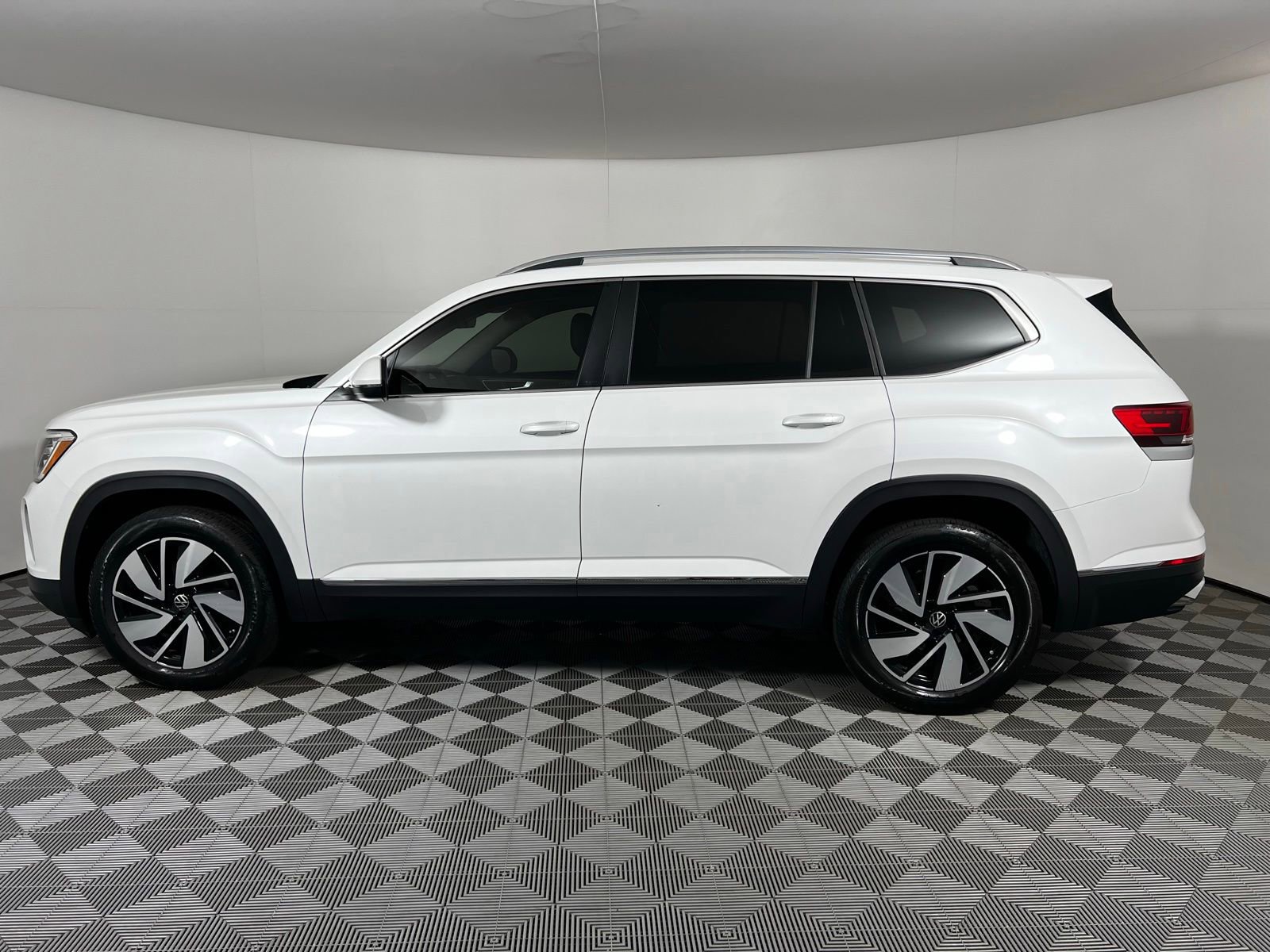 Used 2024 Volkswagen Atlas SEL AWD/4WD image 8