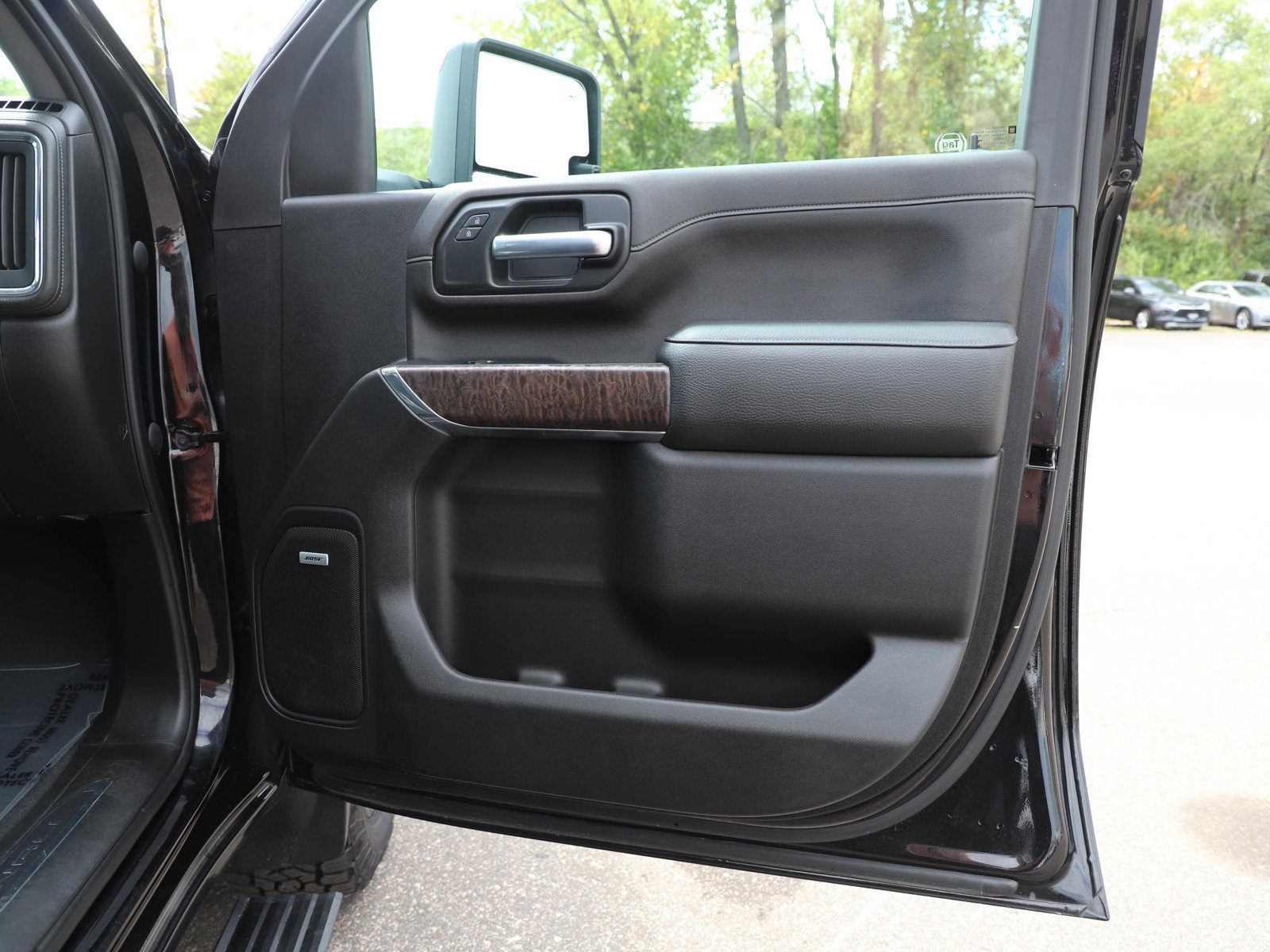 Used 2023 GMC Sierra 2500 Denali w/ Denali Black Diamond Edition AWD/4WD image 9