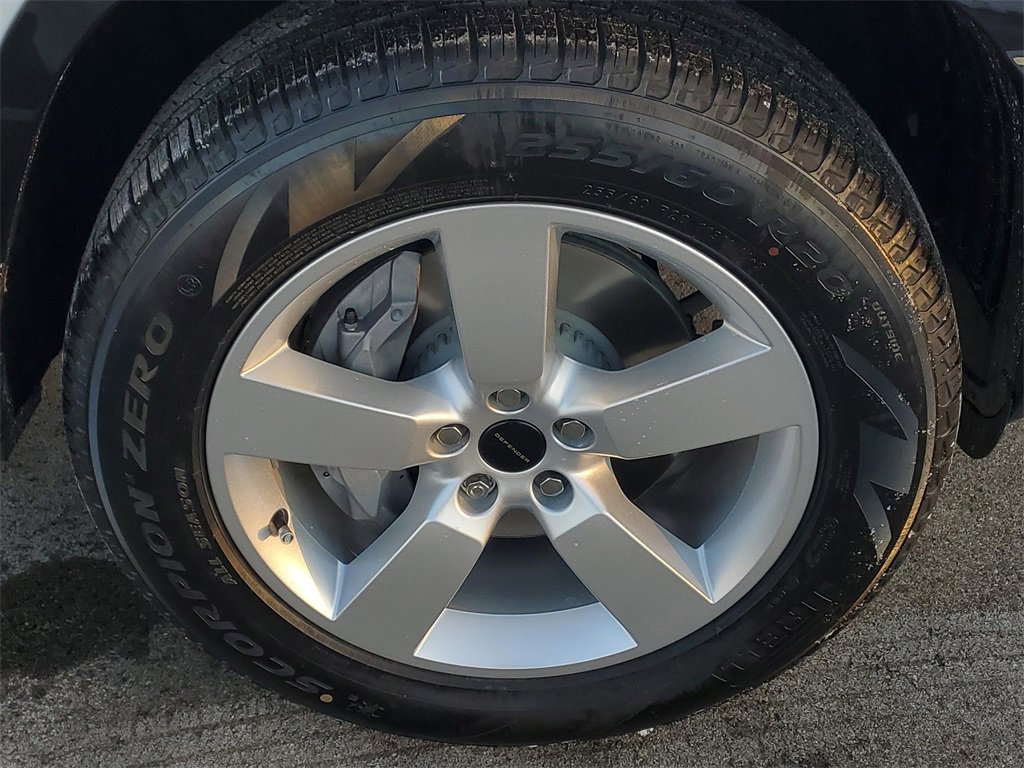 New 2026 Land Rover Defender 130 X-Dynamic SE image 5