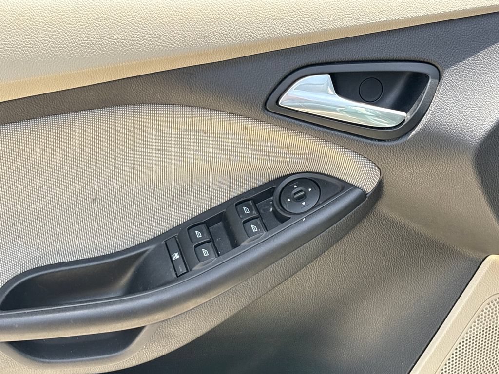 Used 2012 Ford Focus SE FWD image 17