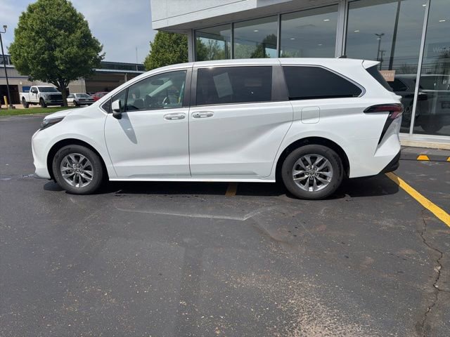 Used 2025 Toyota Sienna XLE AWD/4WD image 3