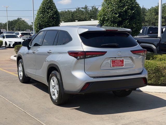 Used 2022 Toyota Highlander LE FWD image 5