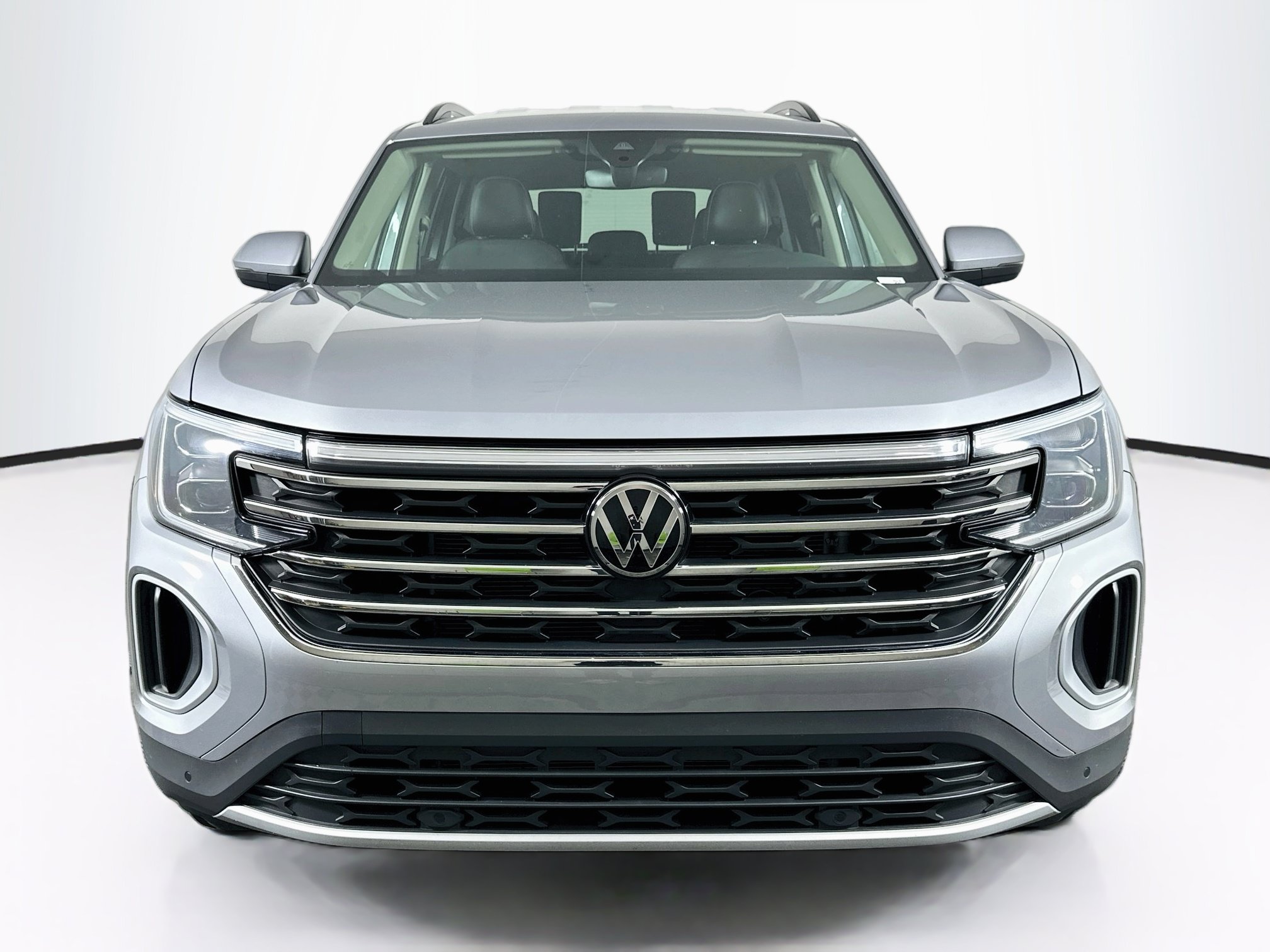 Used 2025 Volkswagen Atlas SE FWD image 2