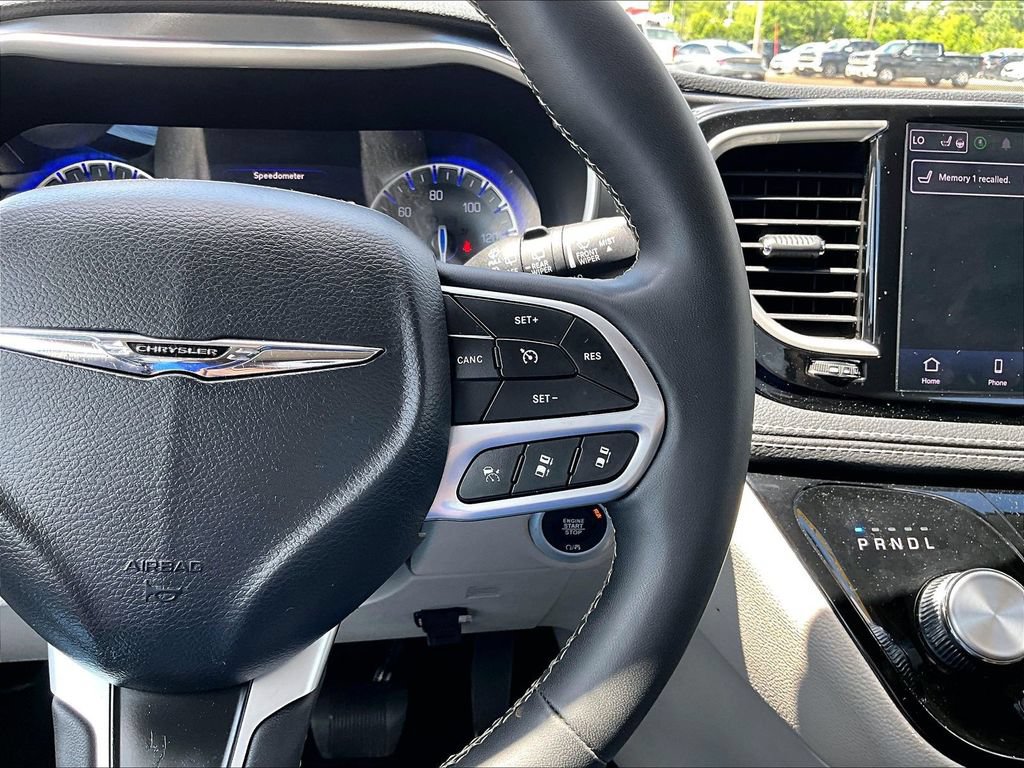 Used 2024 Chrysler Pacifica Touring-L FWD image 14
