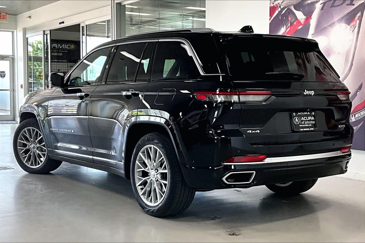 Used 2022 Jeep Grand Cherokee Summit AWD/4WD image 4