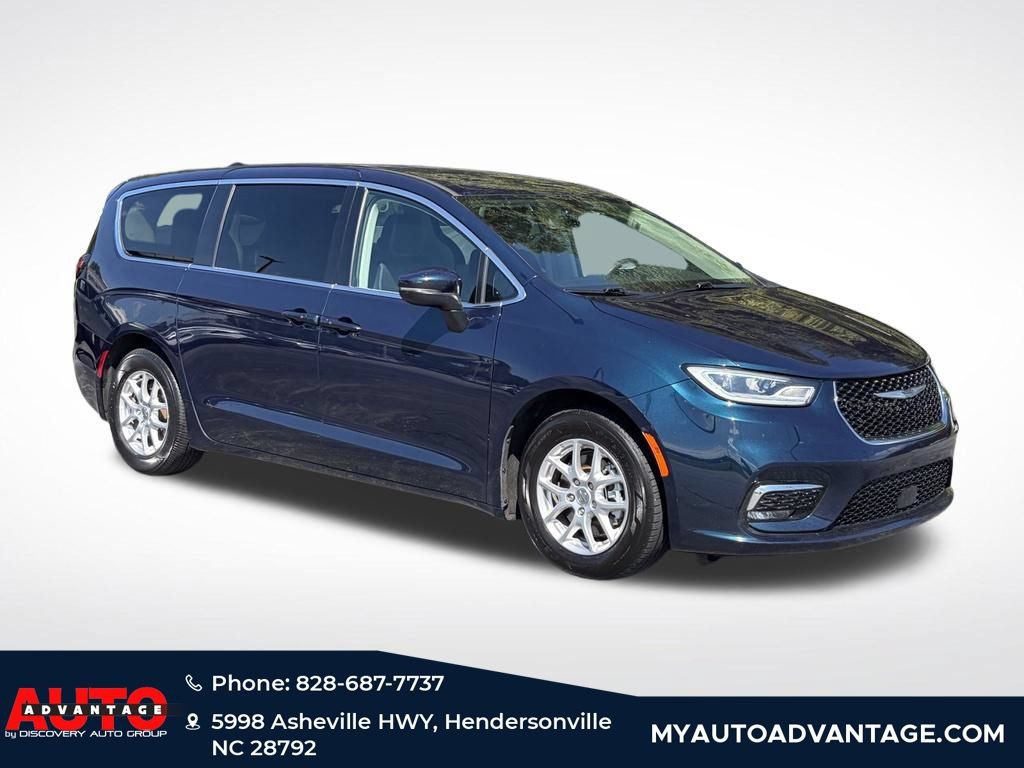 Used 2023 Chrysler Pacifica Touring-L FWD image 1