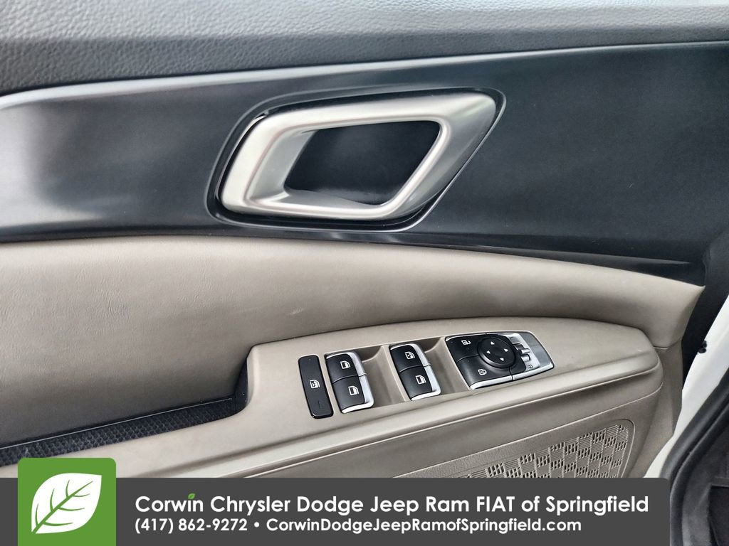 Used 2025 Kia Carnival FWD image 20