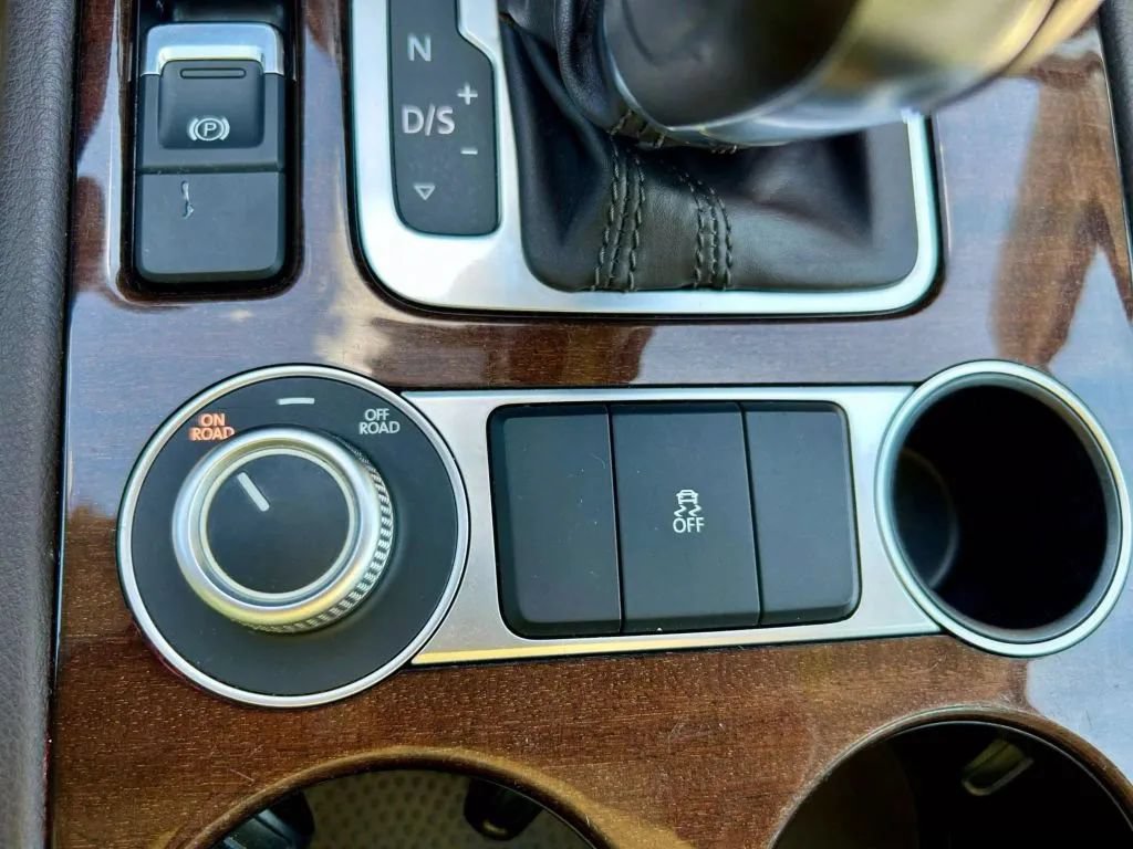 Used 2016 Volkswagen Touareg TDI AWD/4WD image 25