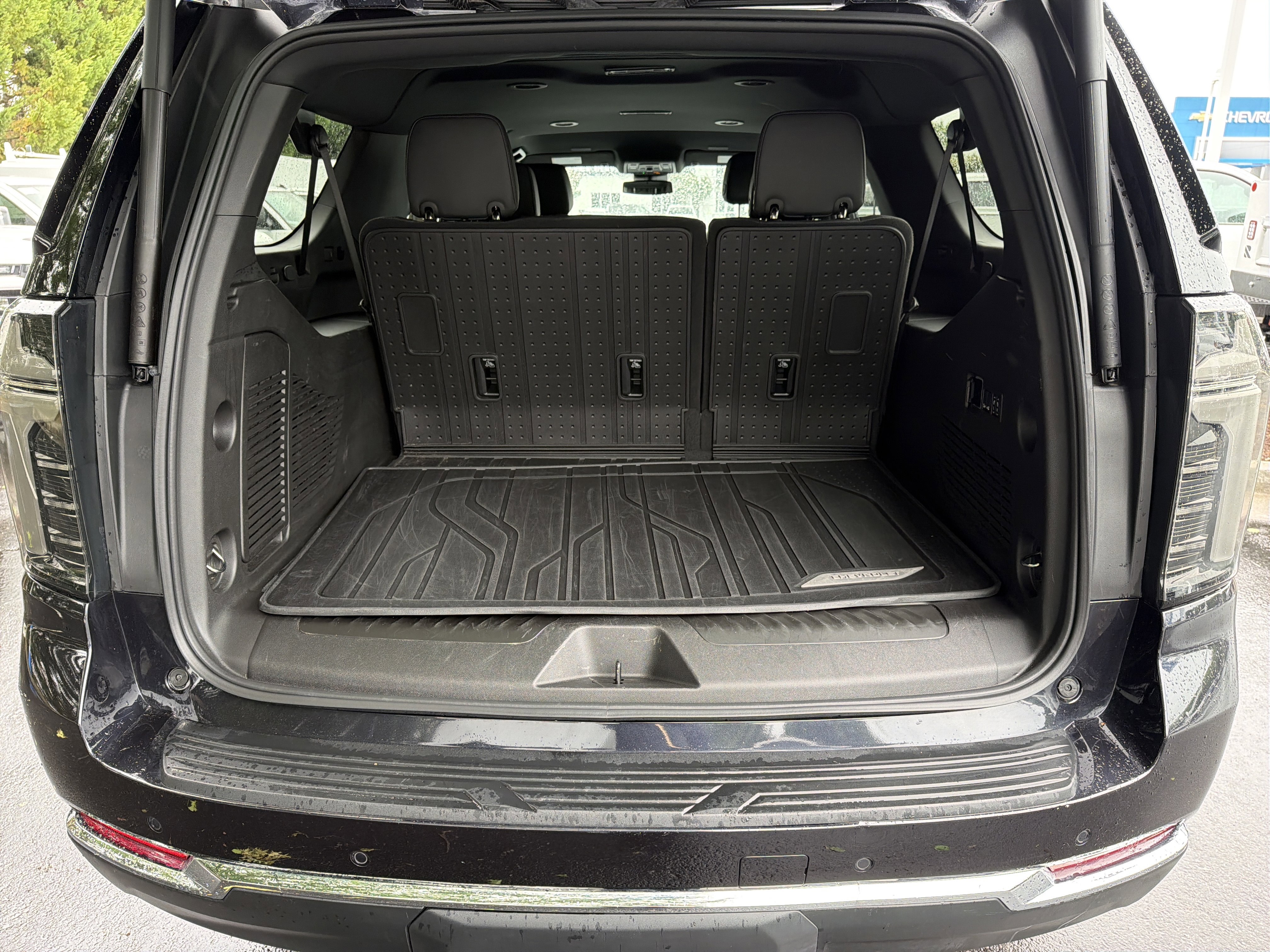 Used 2025 Chevrolet Suburban LT w/ Comfort Package RWD image 32
