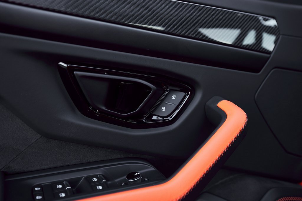 Used 2025 Lamborghini Urus SE image 33