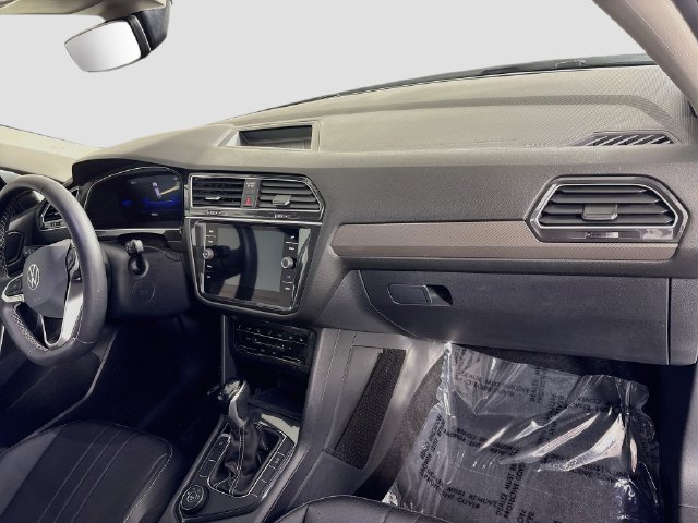 Used 2023 Volkswagen Tiguan SE AWD/4WD image 28