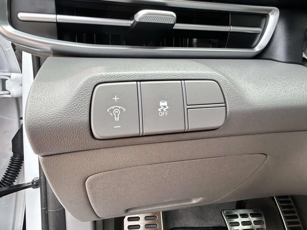 Certified 2025 Hyundai Elantra Sport FWD image 20