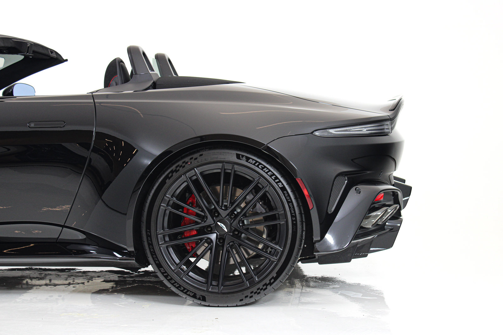 Used 2026 Aston Martin V8 Vantage S RWD image 14