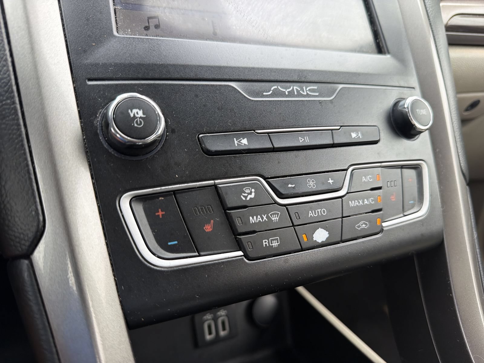 Used 2019 Ford Fusion SEL FWD image 26