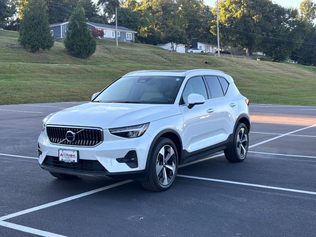 Used 2023 Volvo XC40 B5 Plus AWD/4WD image 7