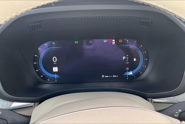 Used 2023 Volvo XC60 B5 Plus image 13