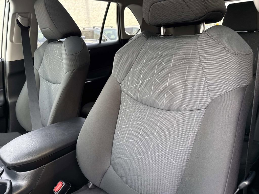 Used 2025 Toyota RAV4 XLE image 28