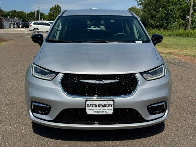 Used 2024 Chrysler Pacifica Touring-L FWD image 2
