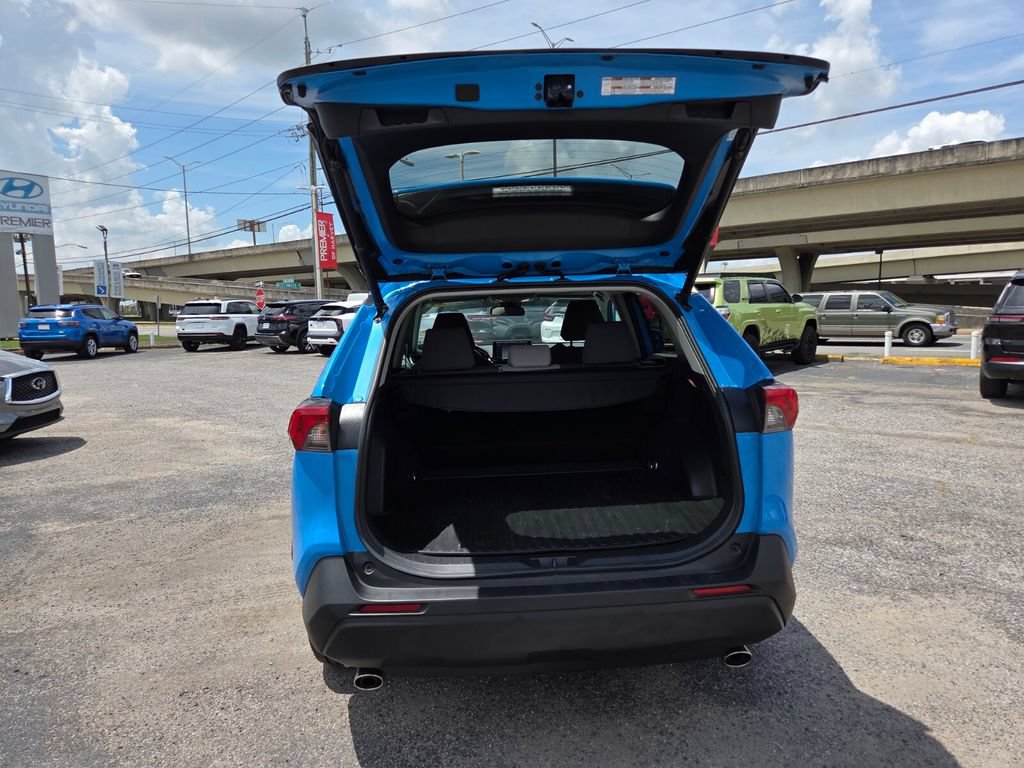 Used 2021 Toyota RAV4 XLE w/ Convenience Package FWD image 27