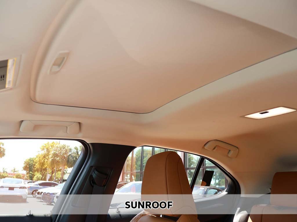 Used 2019 Lexus UX 200 image 3