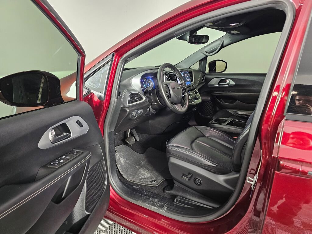 Used 2021 Chrysler Pacifica Touring-L w/ Uconnect Theater Family Group AWD/4WD image 17