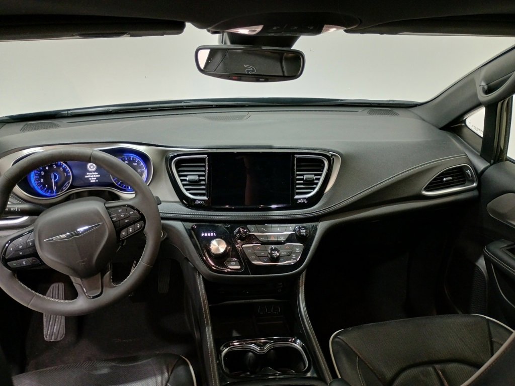 Used 2023 Chrysler Pacifica Limited w/ Uconnect Theater Family Group image 30