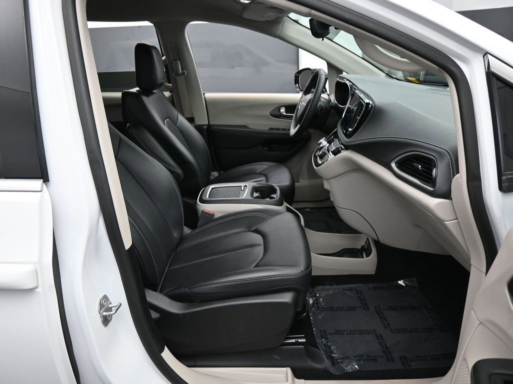 Used 2024 Chrysler Pacifica Select image 37