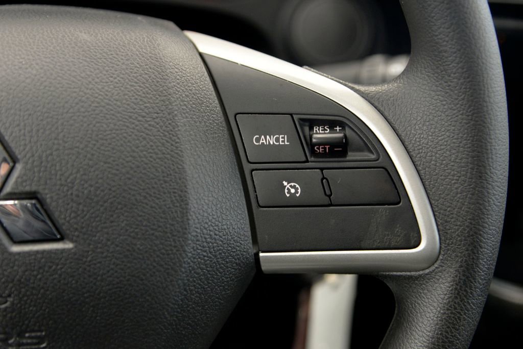 Used 2020 Mitsubishi Outlander SE image 23