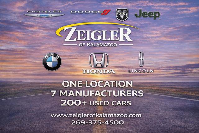 Used 2018 Chrysler Pacifica Touring Plus w/ Tire & Wheel Group FWD image 7