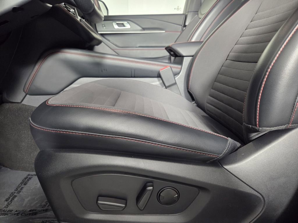 Used 2025 Ford Explorer ST-Line w/ ST-Line Street Pack image 11