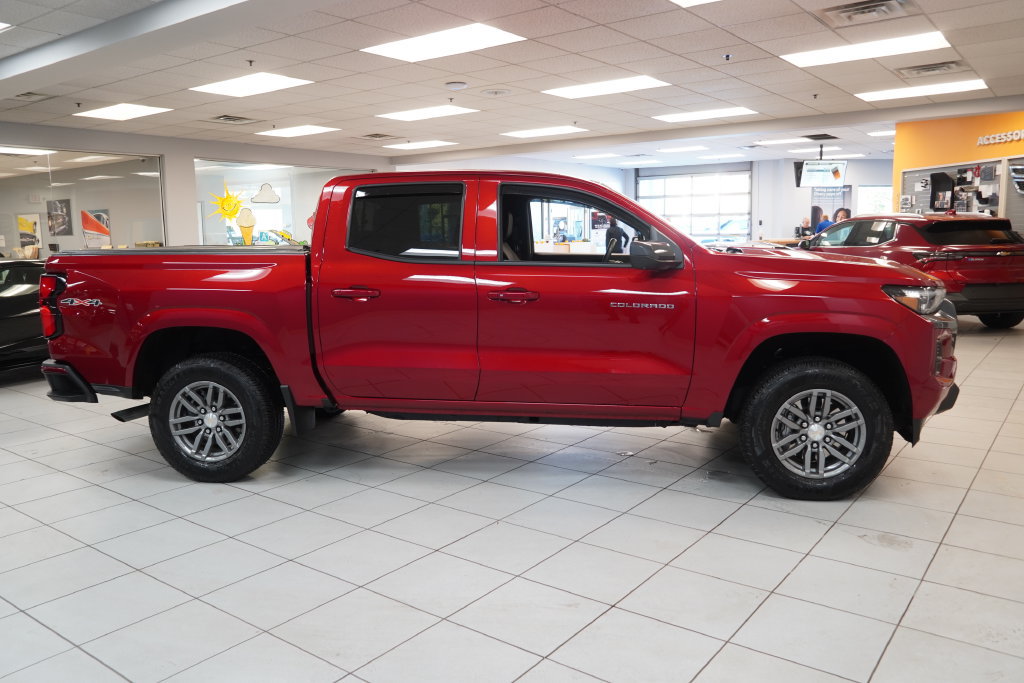 Used 2025 Chevrolet Colorado LT w/ LT Convenience Package AWD/4WD image 13