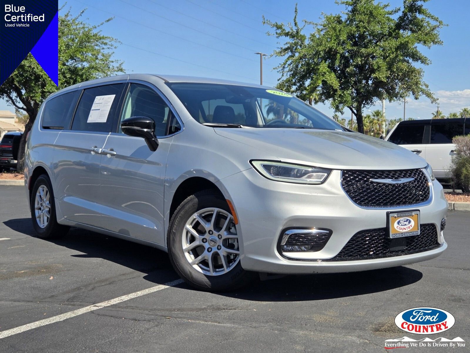 Used 2024 Chrysler Pacifica Touring-L FWD image 1