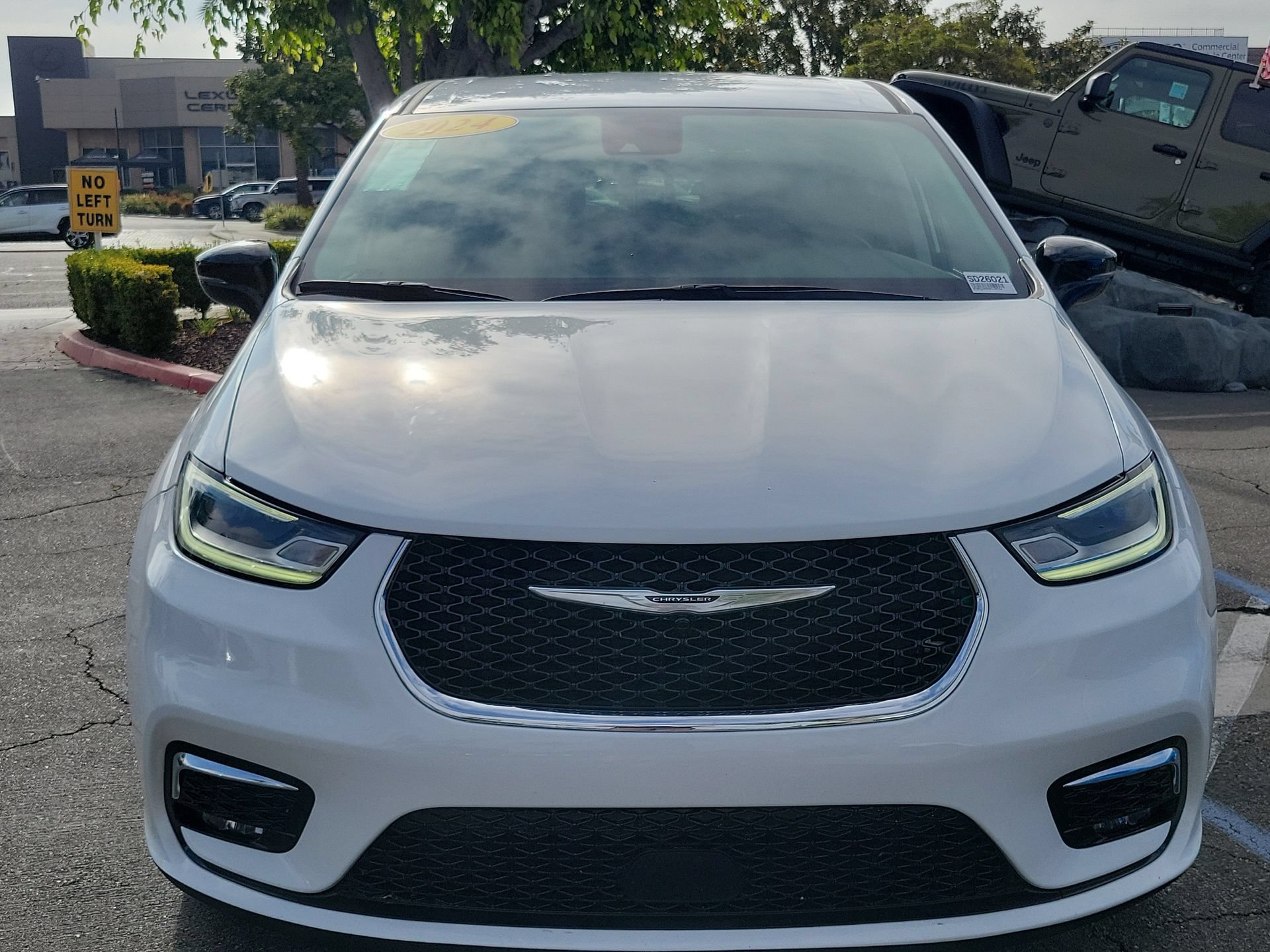 Certified 2024 Chrysler Pacifica Touring-L FWD image 4
