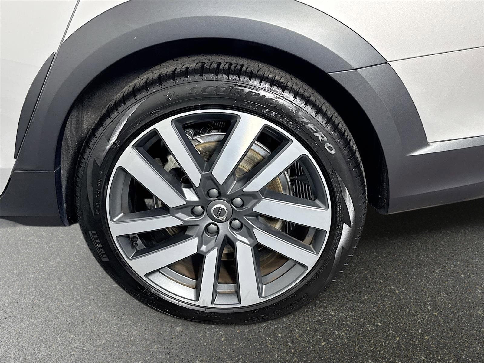 Used 2025 Volvo V90 B6 Cross Country Plus AWD/4WD image 32