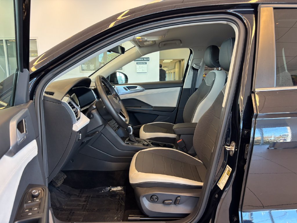 Used 2025 Volkswagen Taos SE AWD/4WD image 14