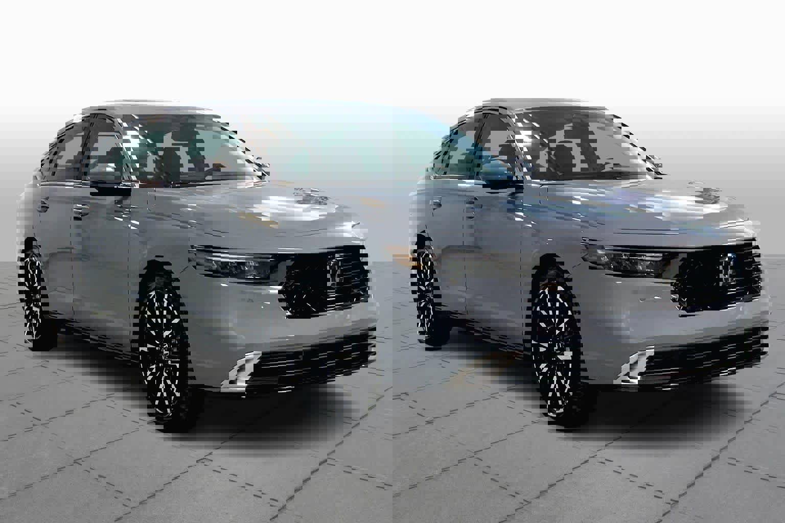 Used 2023 Honda Accord Touring image 2