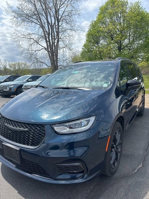 Used 2023 Chrysler Pacifica Limited w/ Uconnect Theater Family Group AWD/4WD image 3