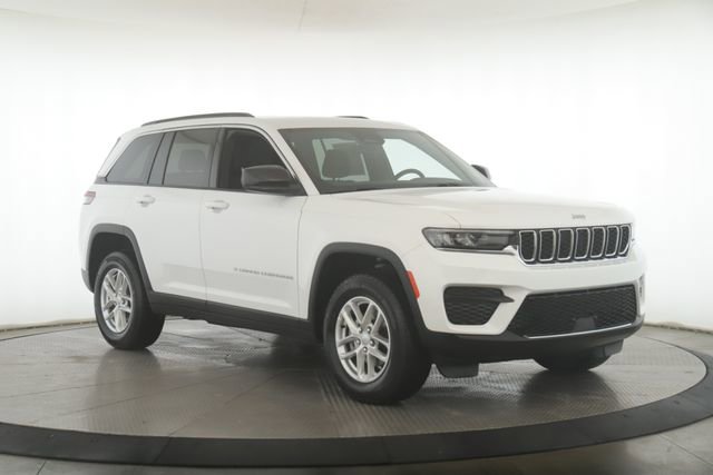 Used 2025 Jeep Grand Cherokee Laredo X AWD/4WD image 2