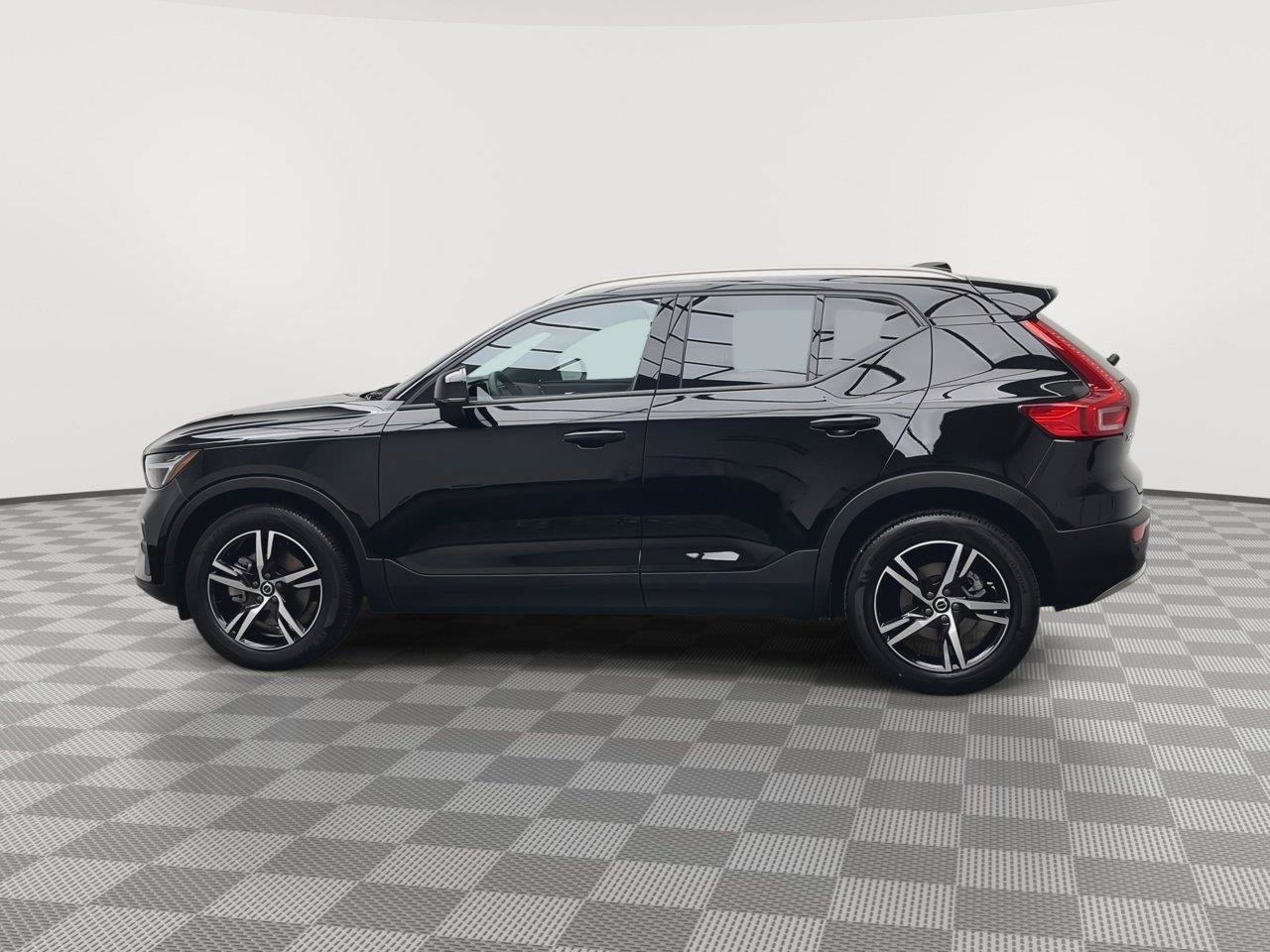 Used 2023 Volvo XC40 B5 Core AWD/4WD image 32