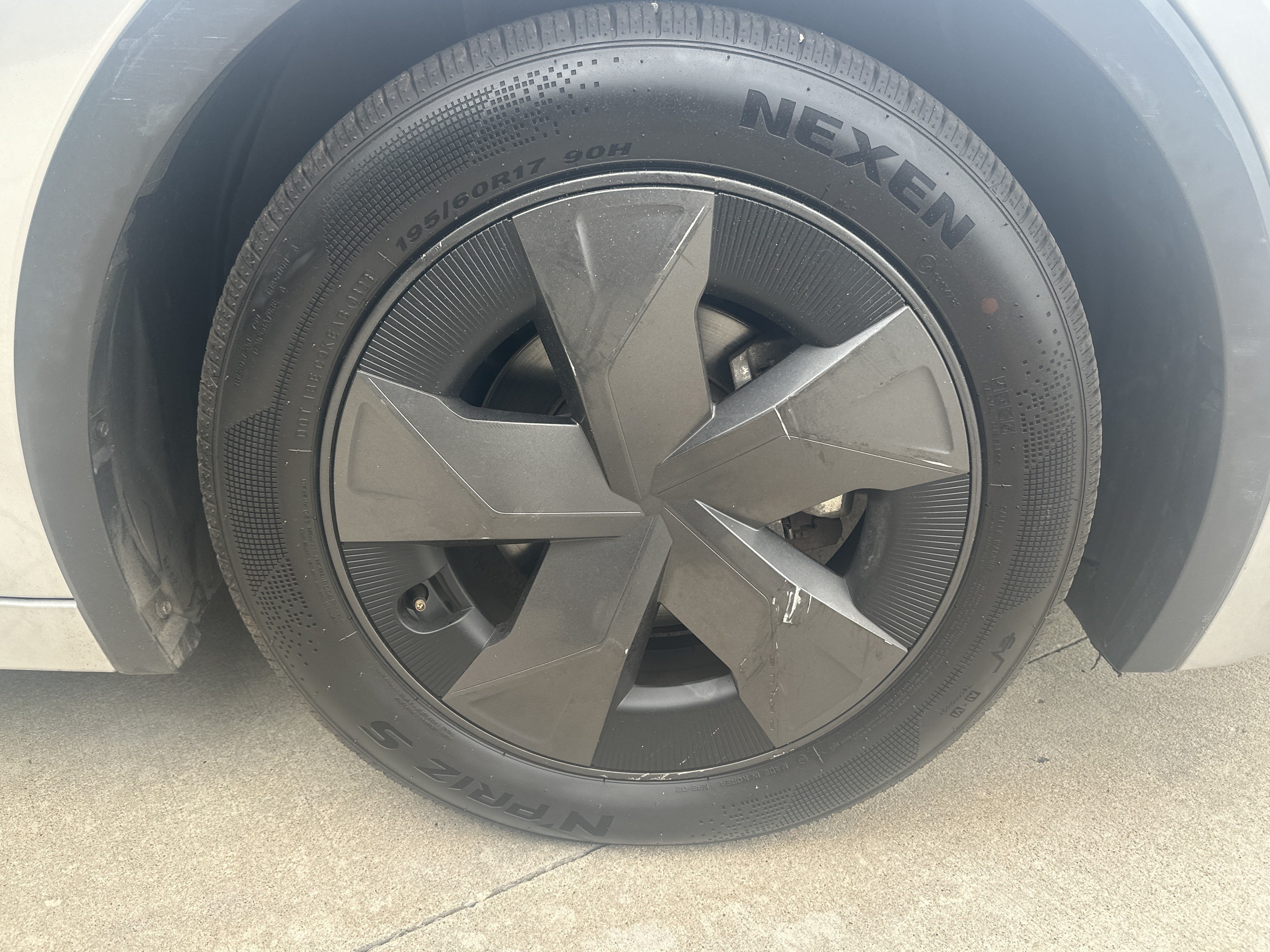 Used 2025 Toyota Prius LE FWD image 32