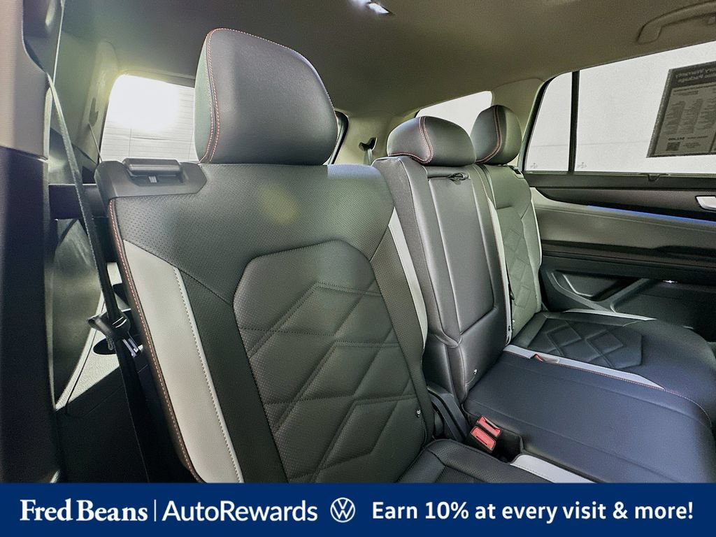 Used 2025 Volkswagen Atlas Peak Edition SE AWD/4WD image 32