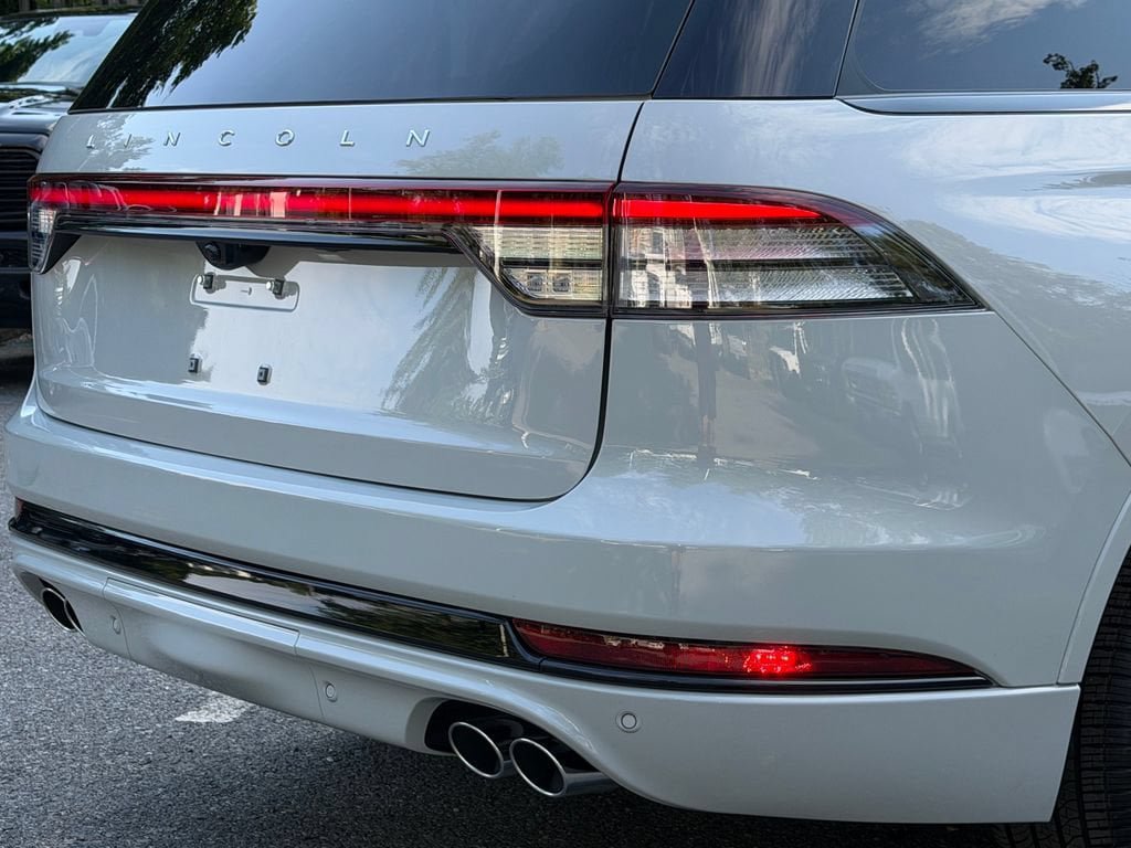 New 2027 Lincoln Aviator AWD w/ Jet Appearance Package image 6