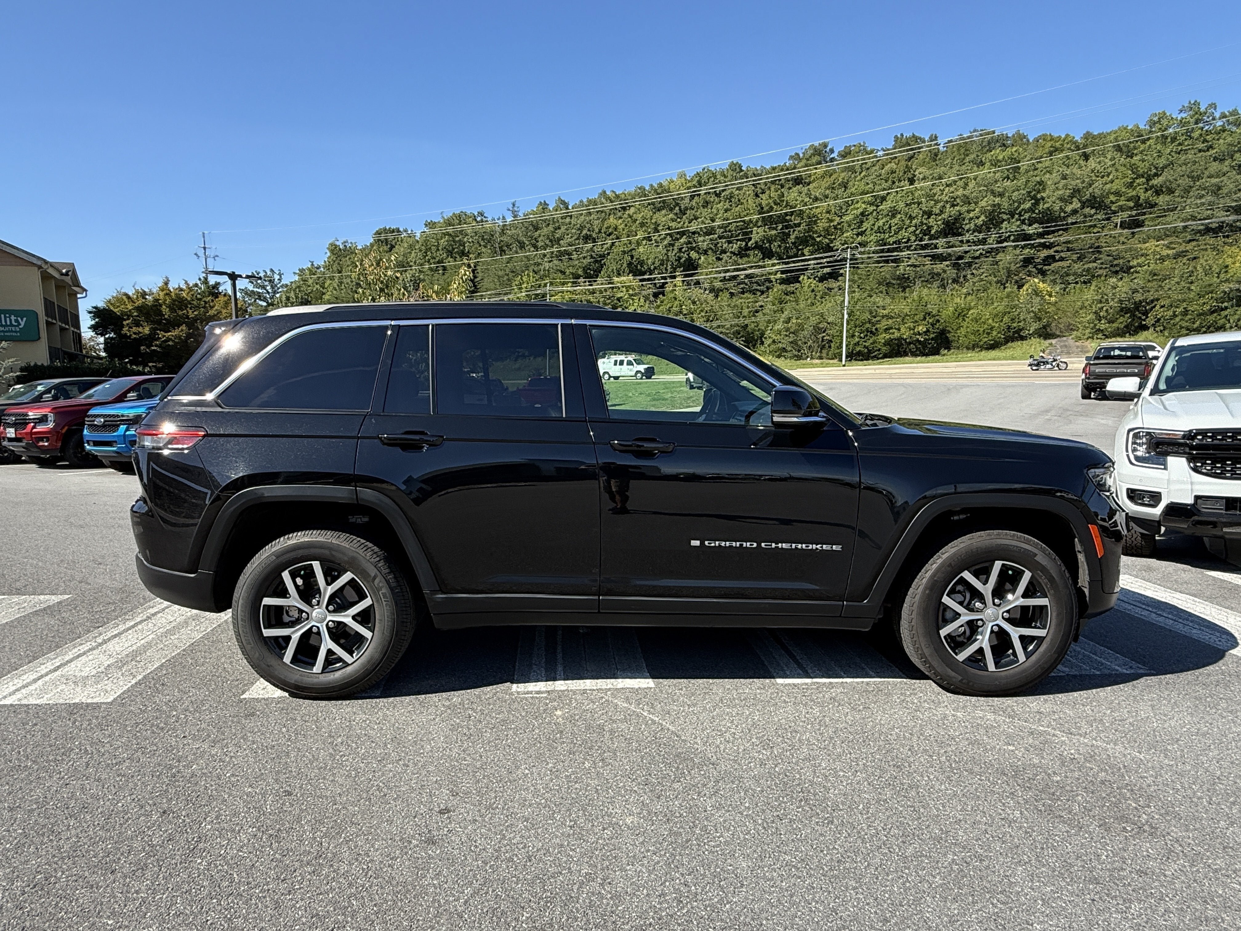 Used 2025 Jeep Grand Cherokee Limited RWD image 4