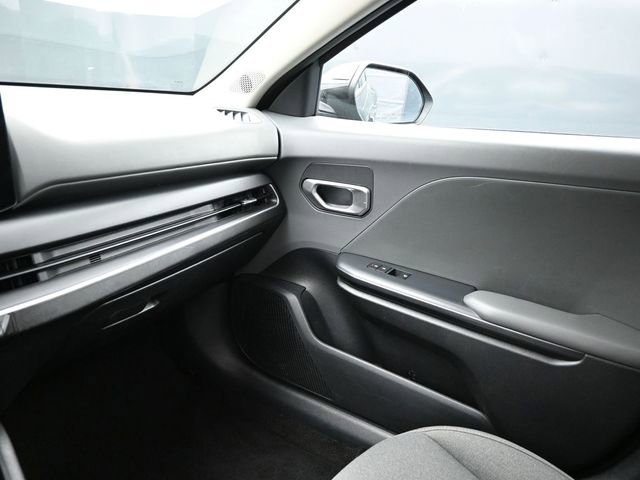Used 2025 Kia K4 LXS image 32