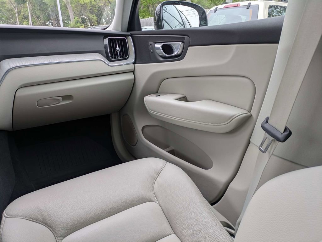 Certified 2024 Volvo XC60 B5 Plus w/ Protection Package Premier AWD/4WD image 20