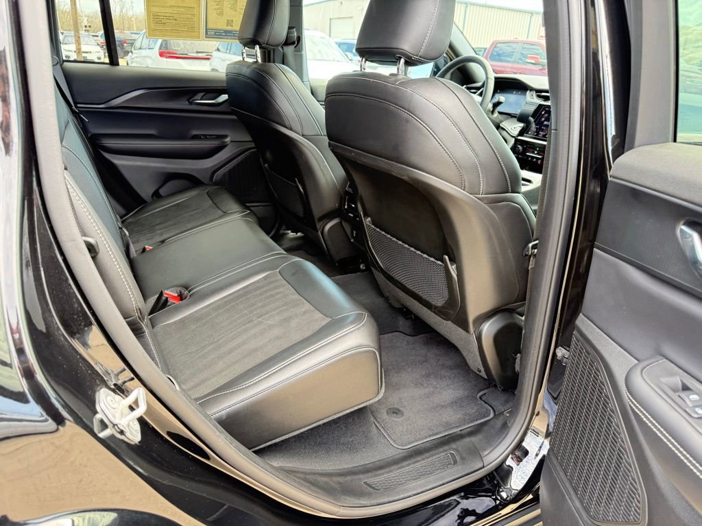 Used 2025 Jeep Grand Cherokee Altitude image 28