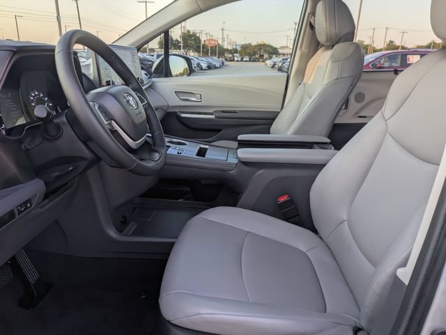 Used 2023 Toyota Sienna XLE FWD image 23
